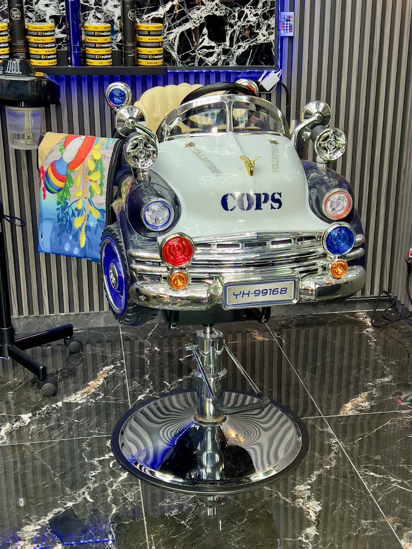 Kinderkappersstoel in de vorm van een auto