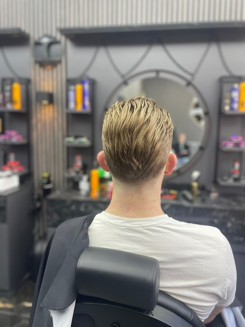 Afgewerkte coupe bij de spiegel