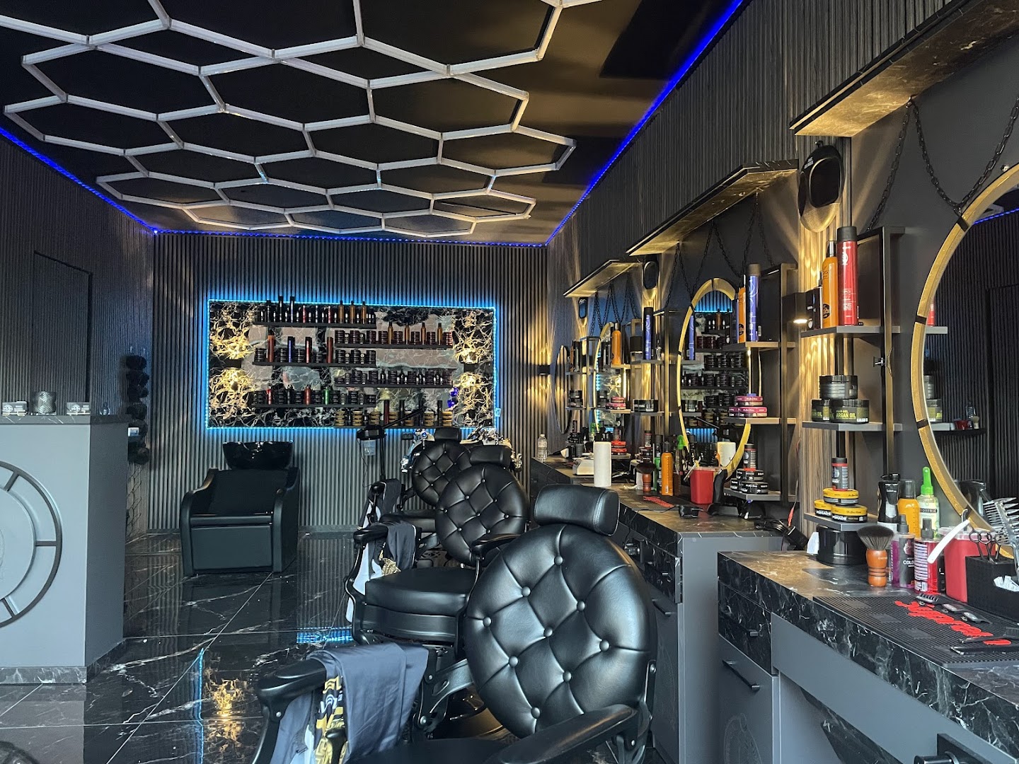 Interieur van Kapsalon Rasho in Made met hexagon-LED-plafond