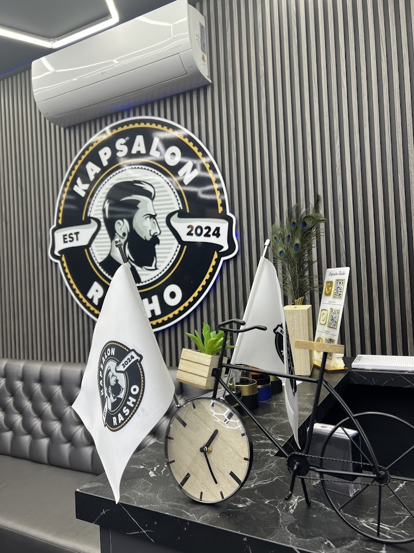 Receptie van Kapsalon Rasho met verlicht logo